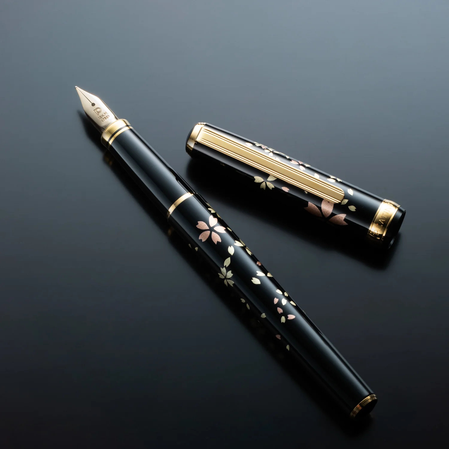 PLATINUM – Fountain Pen – Kanazawa Kanazawa Gold Leaf Maki-E Collection - Sakura Fubuki (Cherry Blossoms) - Image 2
