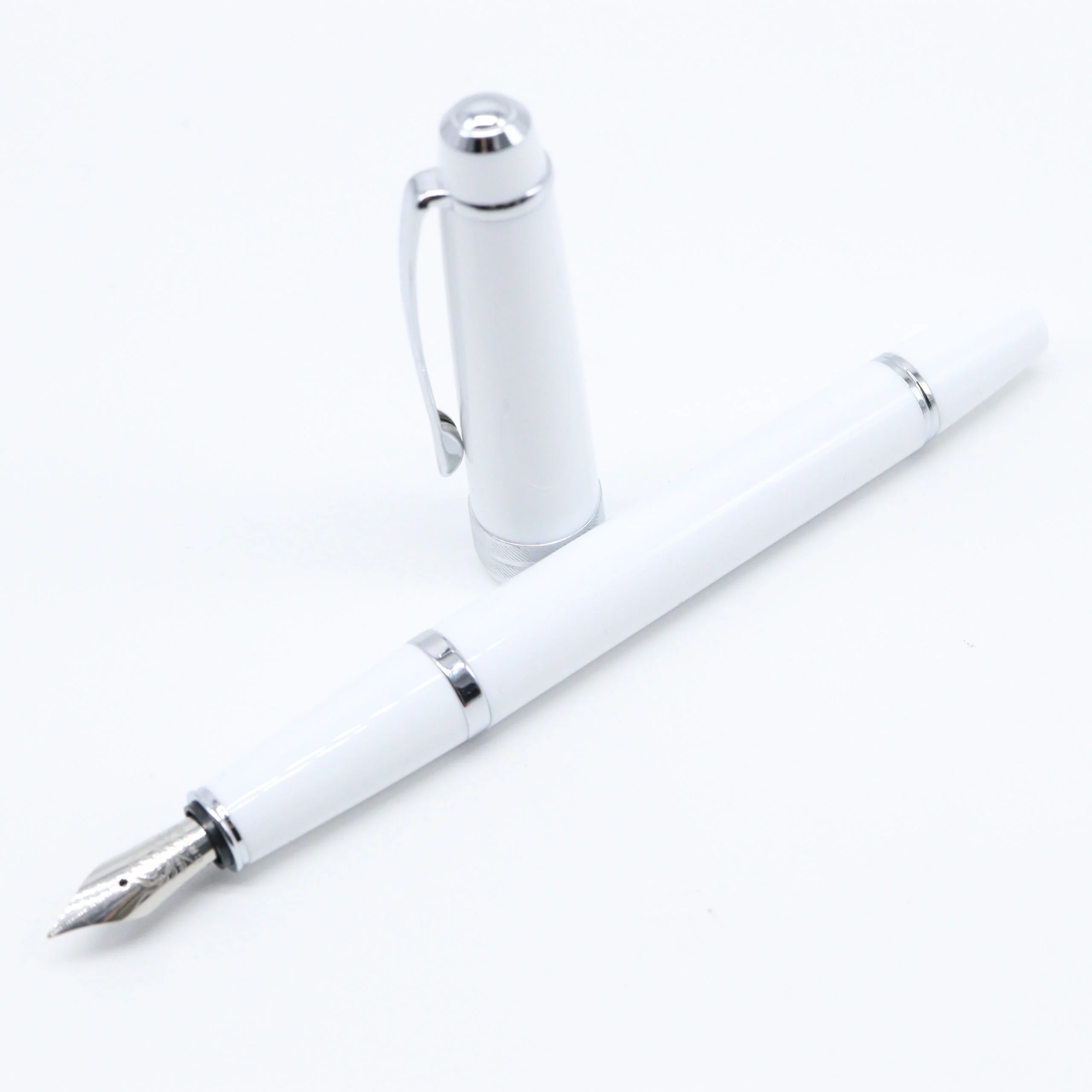 CROSS - BAILEY RESIN W/ CHROME APPOINTMENT FOUNTAIN PEN - WHITE - Image 3