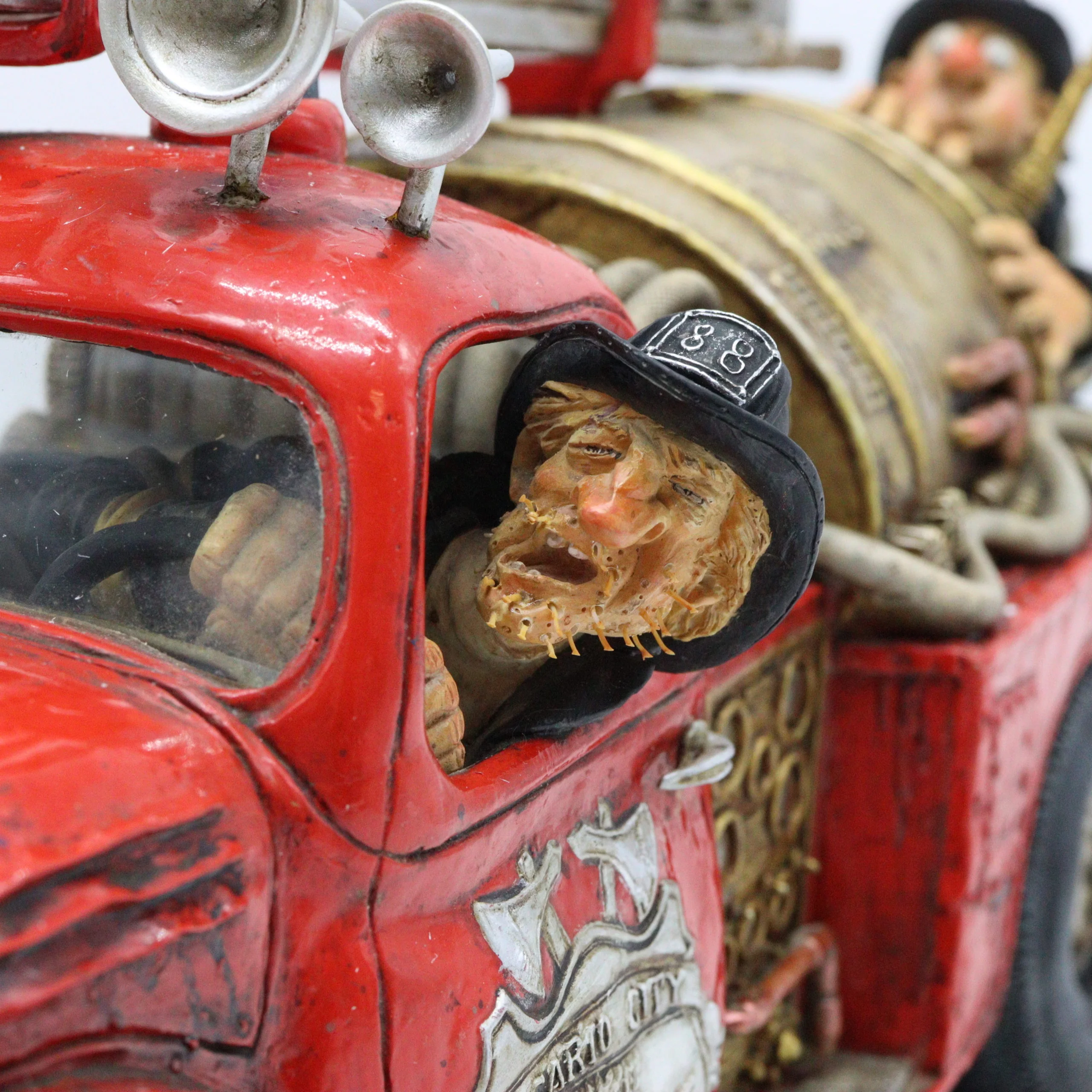 Guillermo Forchino – Comic Art Figurine – “The Fire Engine” - Image 3