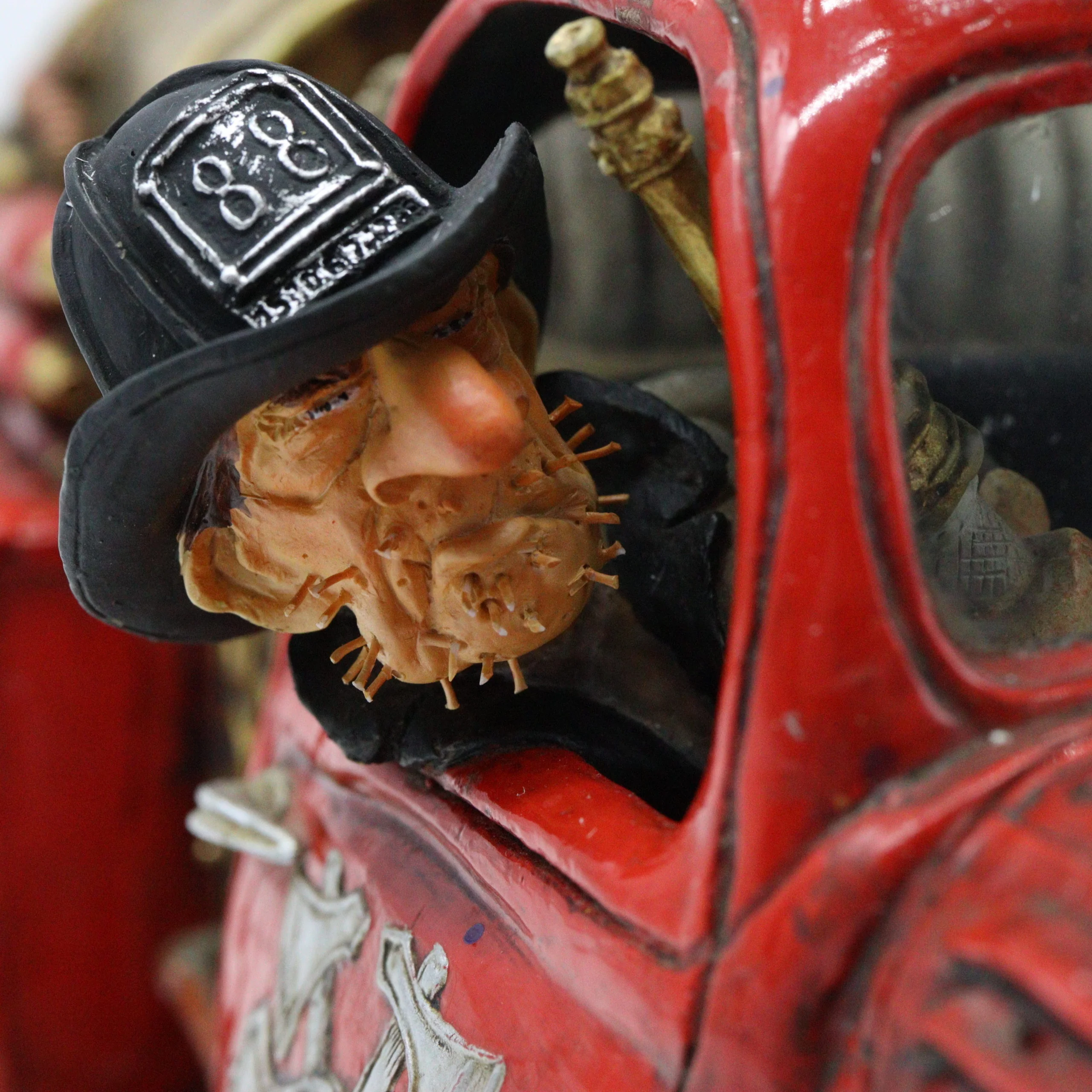 Guillermo Forchino – Comic Art Figurine – “The Fire Engine” - Image 6