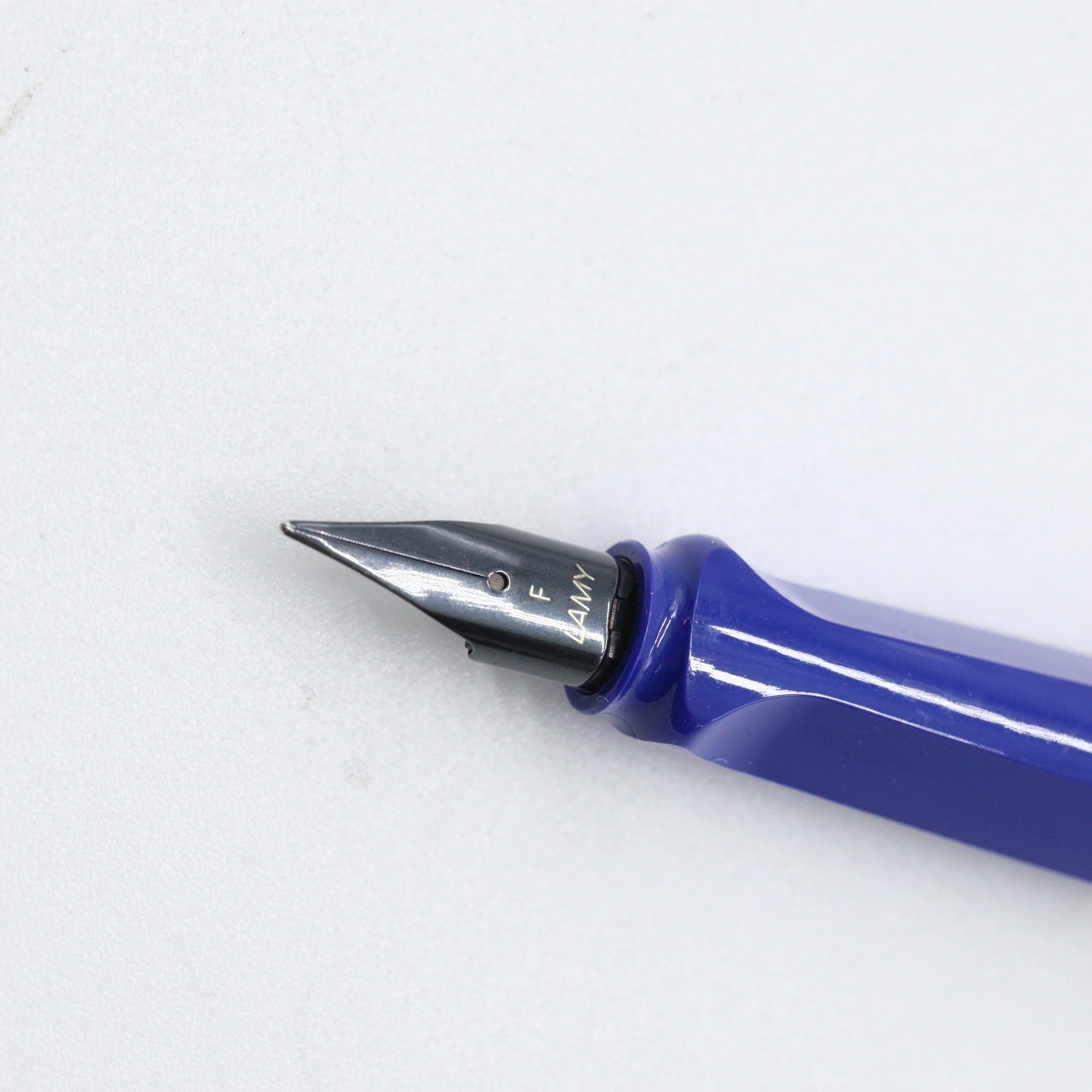LAMY - Safari - Fountain Pen | Blue with Red Clip - 2022 Special Edition - Image 3