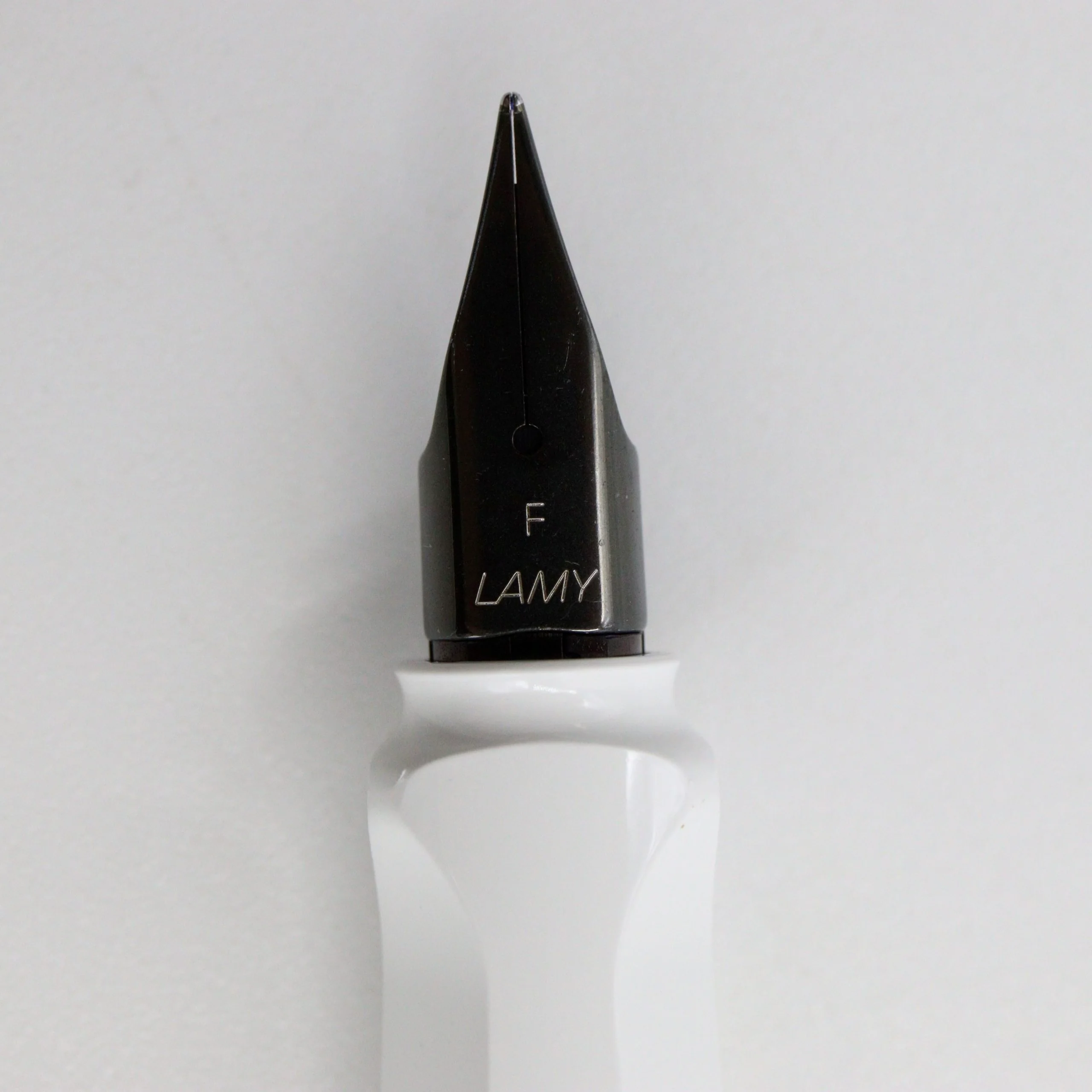 LAMY - Safari - Fountain Pen - White with Black Clip - 2022 Special Edition - Image 2