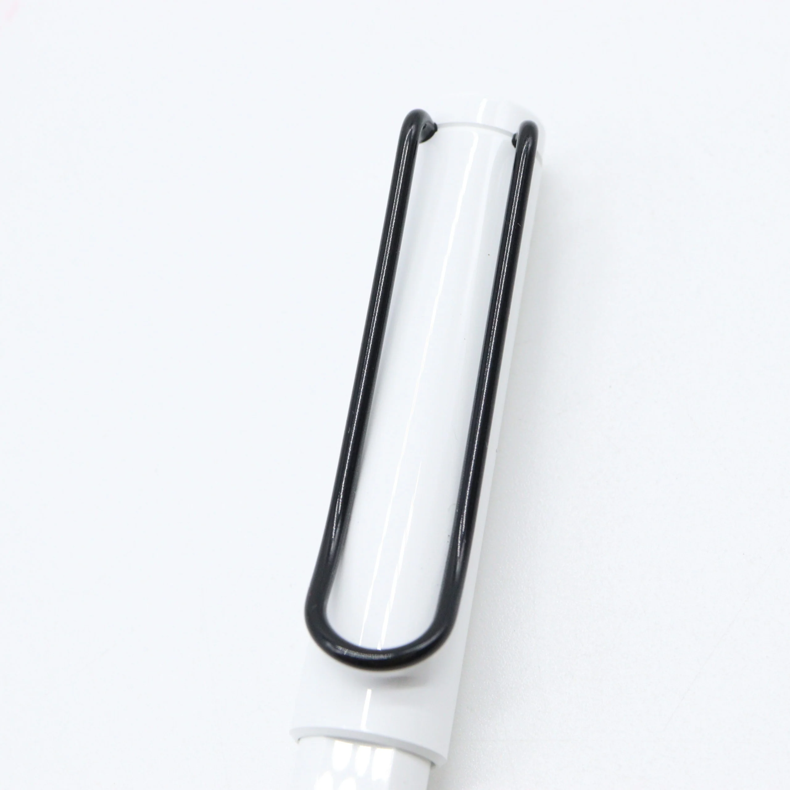 LAMY - Safari - Fountain Pen - White with Black Clip - 2022 Special Edition - Image 3