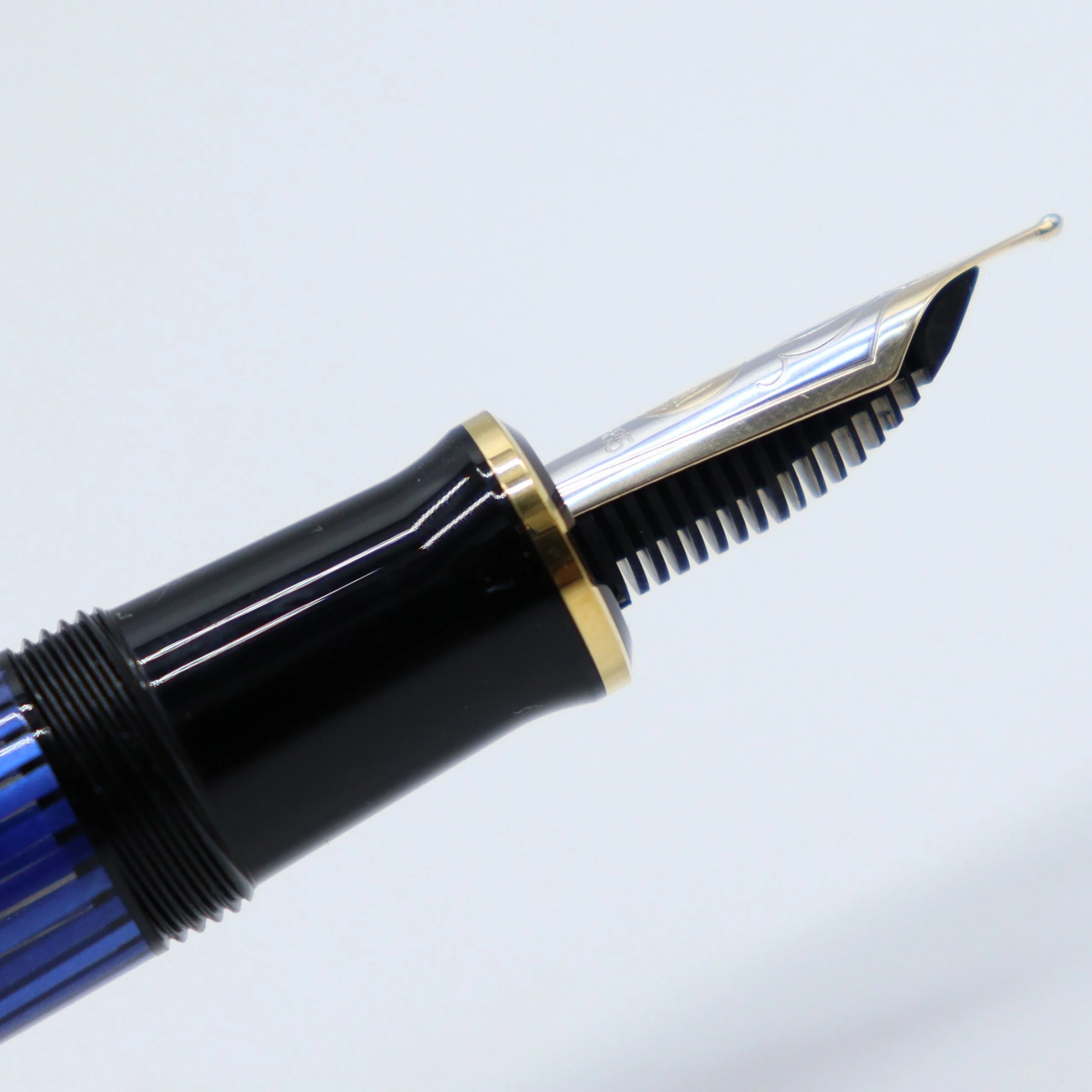 Pelikan - Souverän Fountain Pen - M600 Black-Blue - Image 3