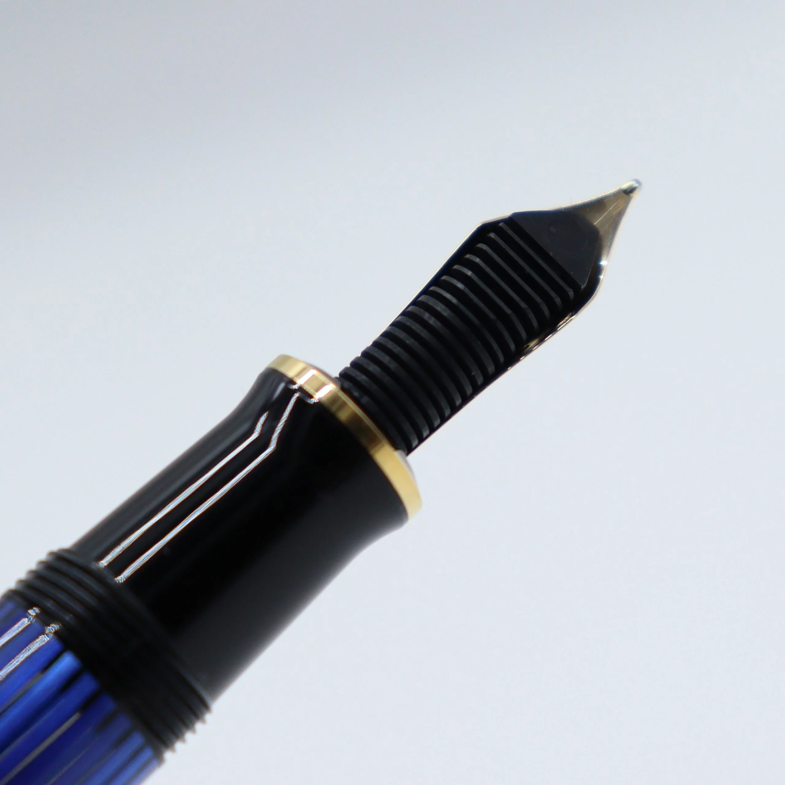 Pelikan - Souverän Fountain Pen - M600 Black-Blue - Image 4