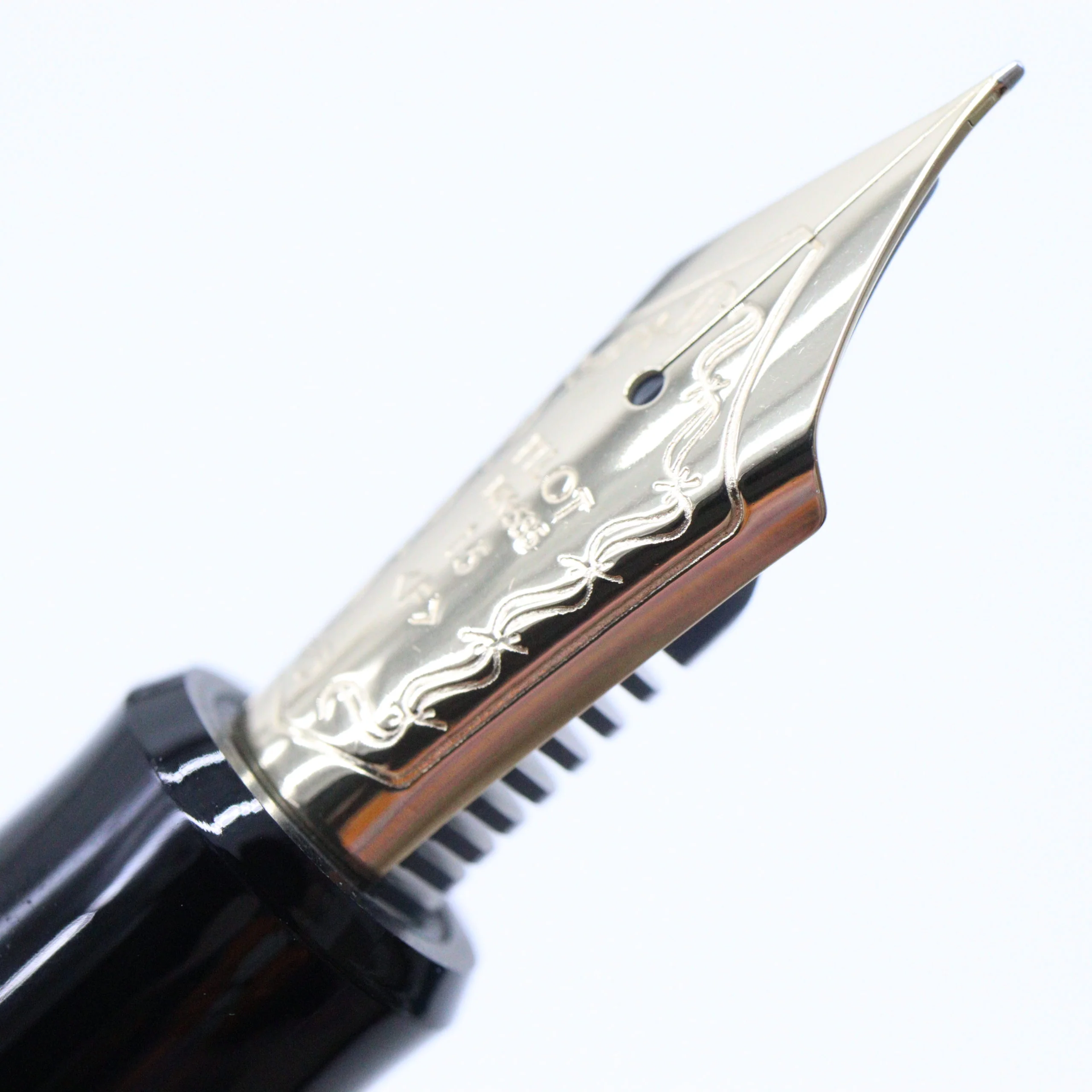 PILOT - Custom 823 Fountain Pen - Black with Gold Accents - Image 8