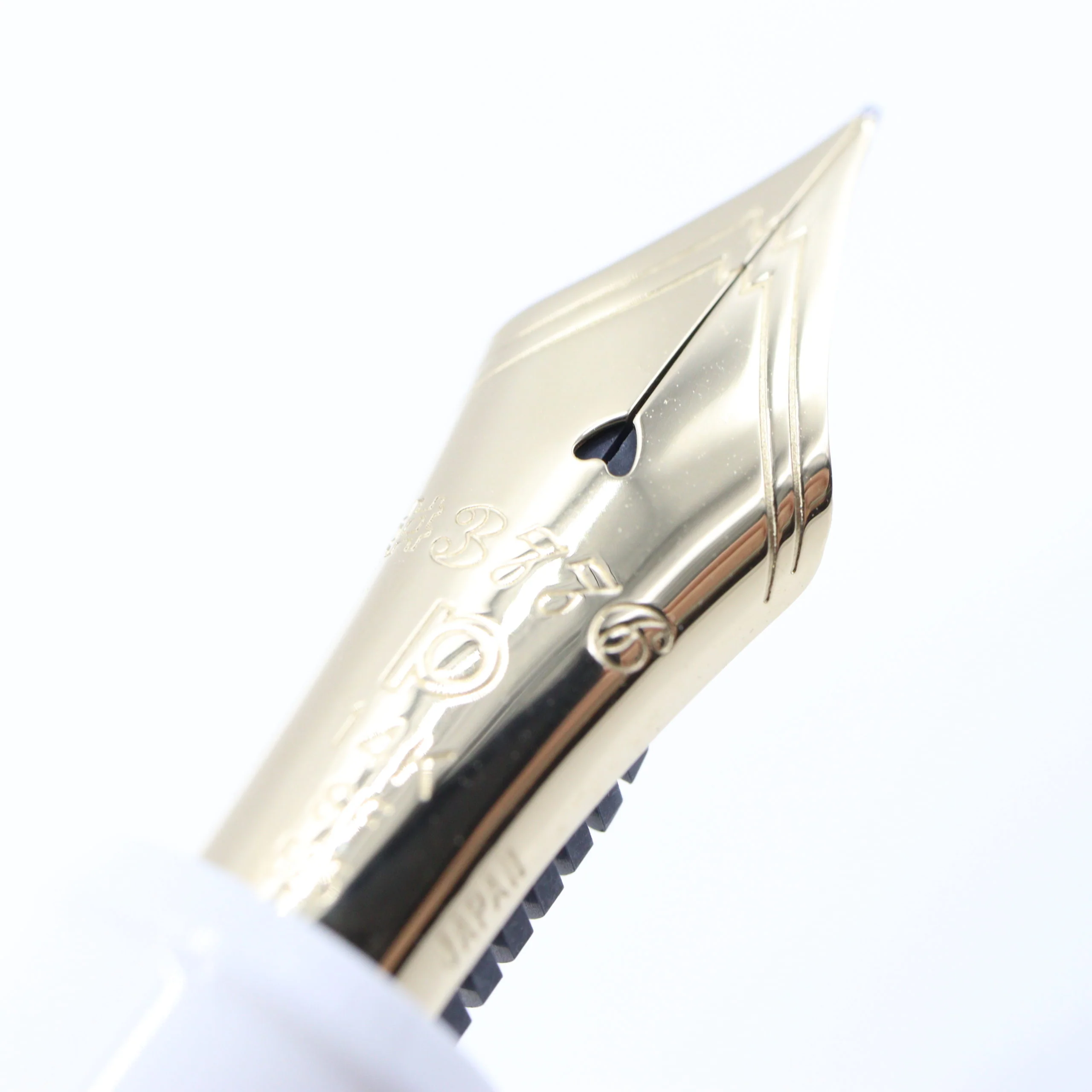 PLATINUM - #3776 Century Fountain Pen - Chenoceau White - Image 5