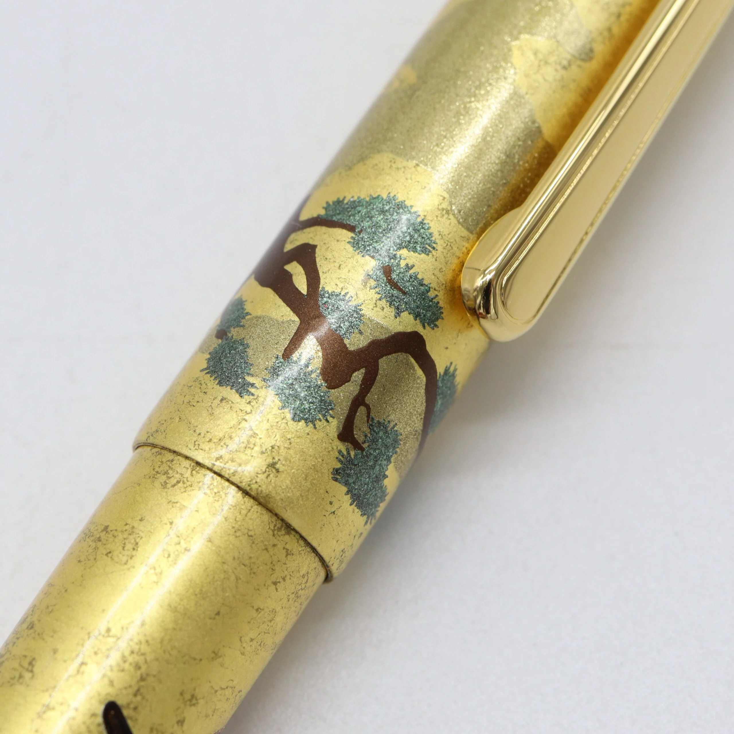 PLATINUM – #3776 Century Fountain Pen - Kanazawa Gold Leaf Collection - Pine Tree and Tiger - Image 3