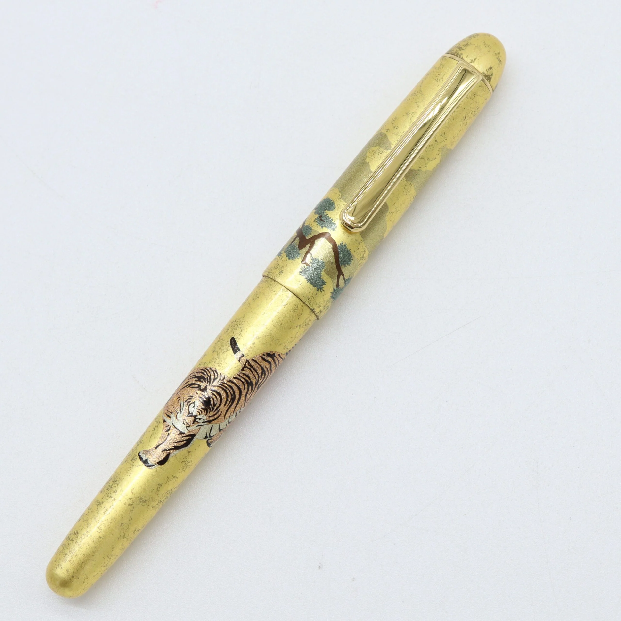 PLATINUM – #3776 Century Fountain Pen - Kanazawa Gold Leaf Collection - Pine Tree and Tiger - Image 5