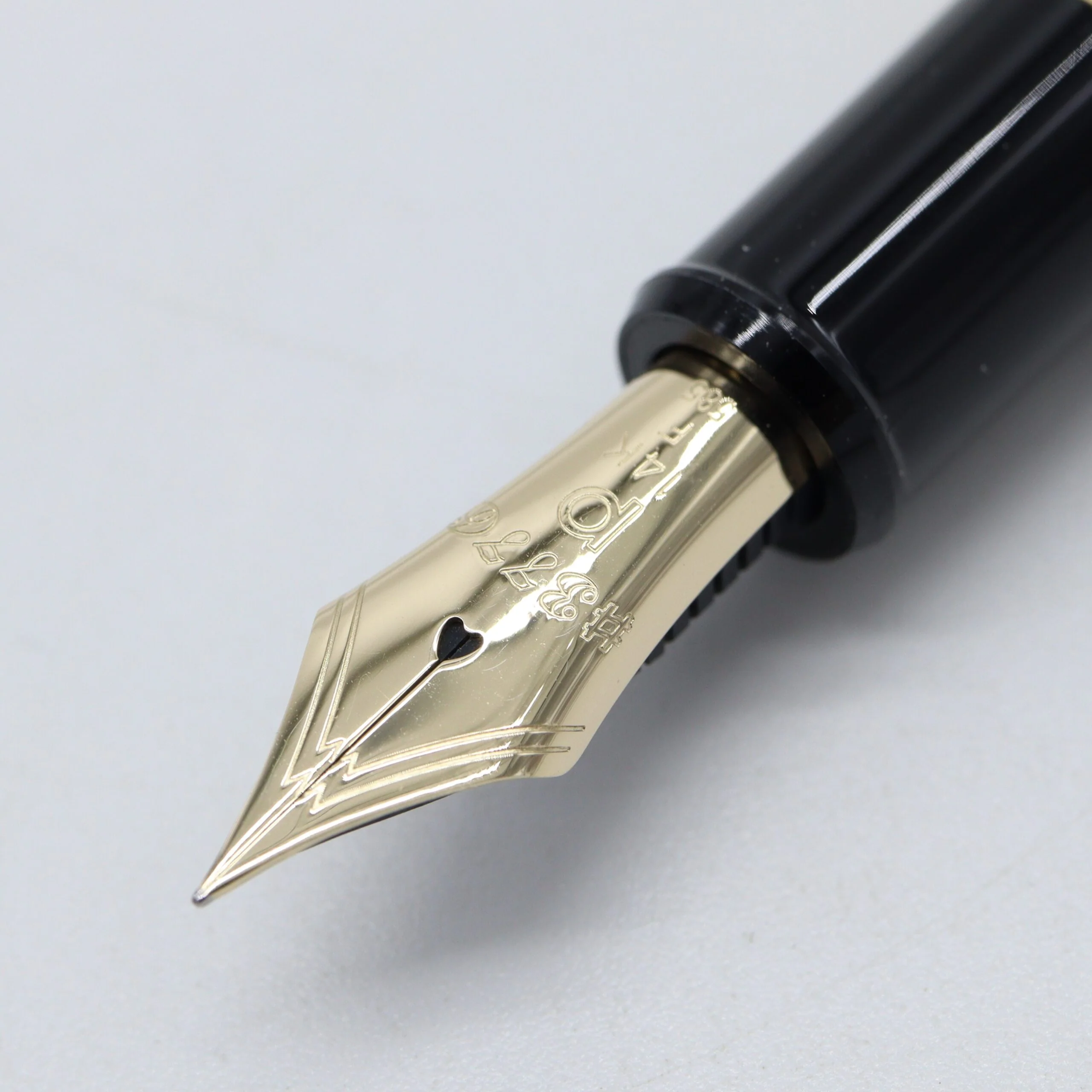 PLATINUM – #3776 Century Fountain Pen - Kanazawa Gold Leaf Collection - Pine Tree and Tiger - Image 6