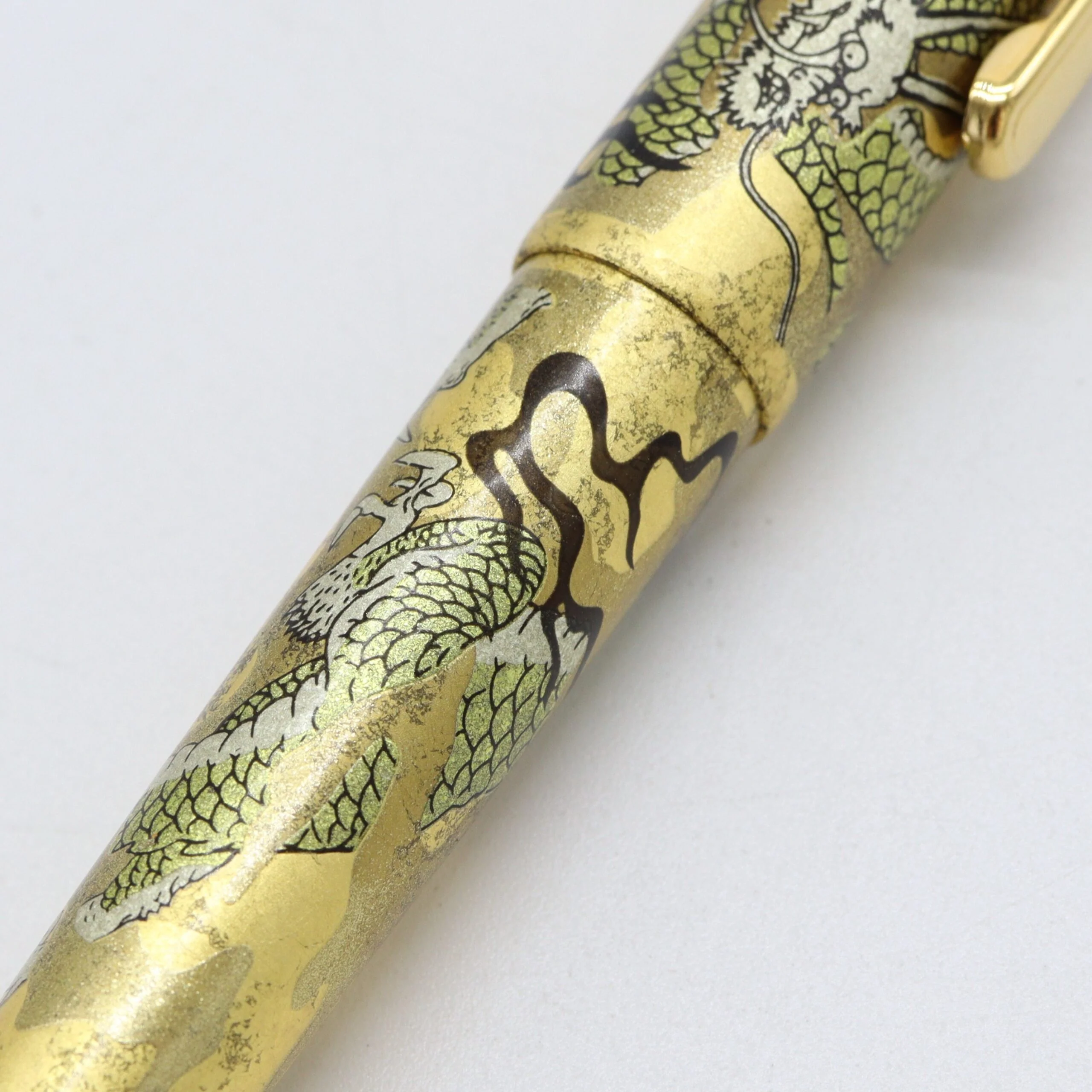 PLATINUM – #3776 Century Fountain Pen - Kanazawa Gold Leaf Collection - Rising Dragon - Image 3