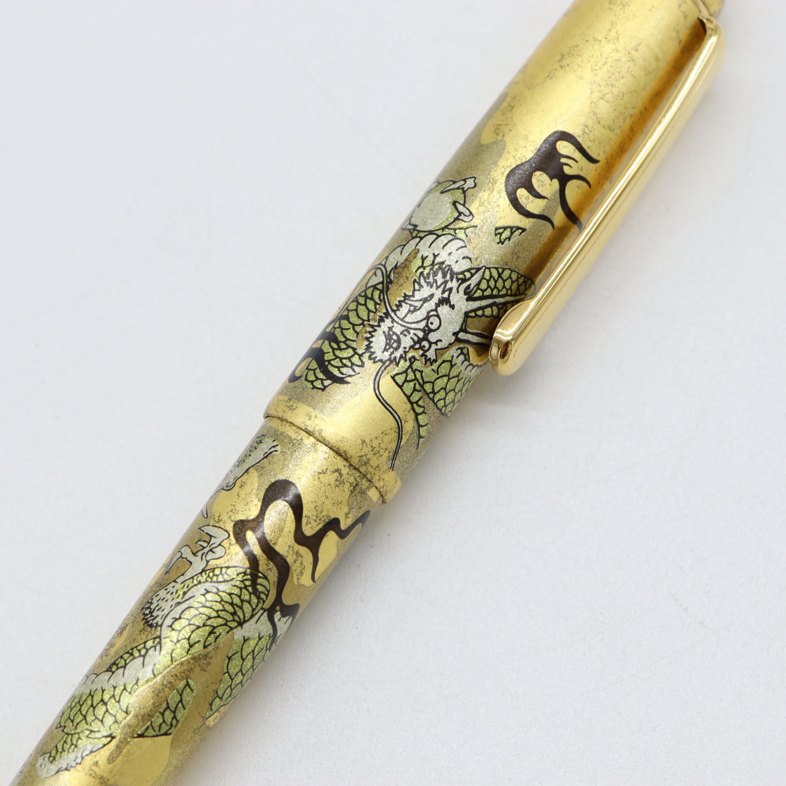 PLATINUM – #3776 Century Fountain Pen - Kanazawa Gold Leaf Collection - Rising Dragon - Image 4