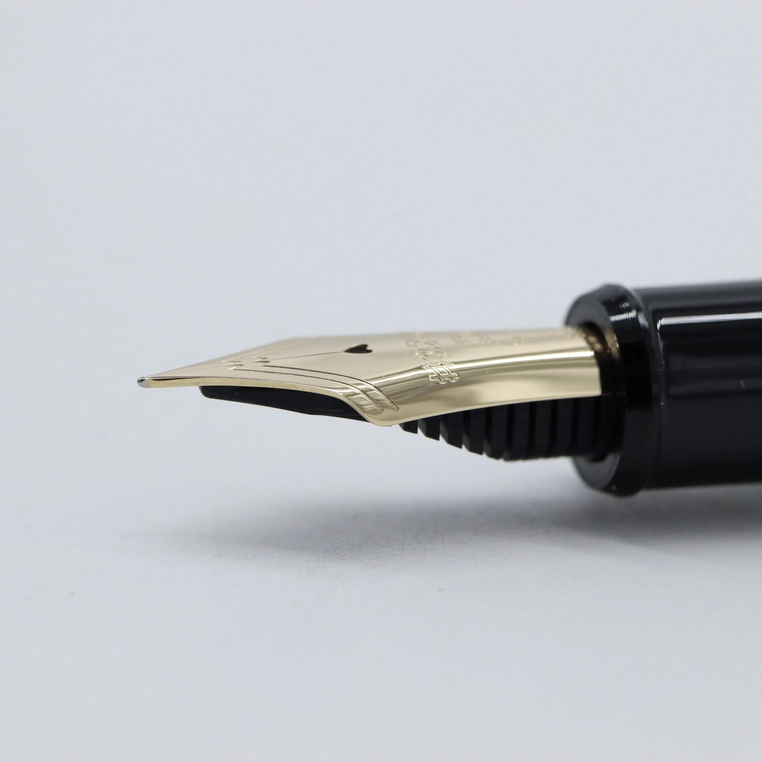 PLATINUM – #3776 Century Fountain Pen - Kanazawa Gold Leaf Collection - Rising Dragon - Image 6