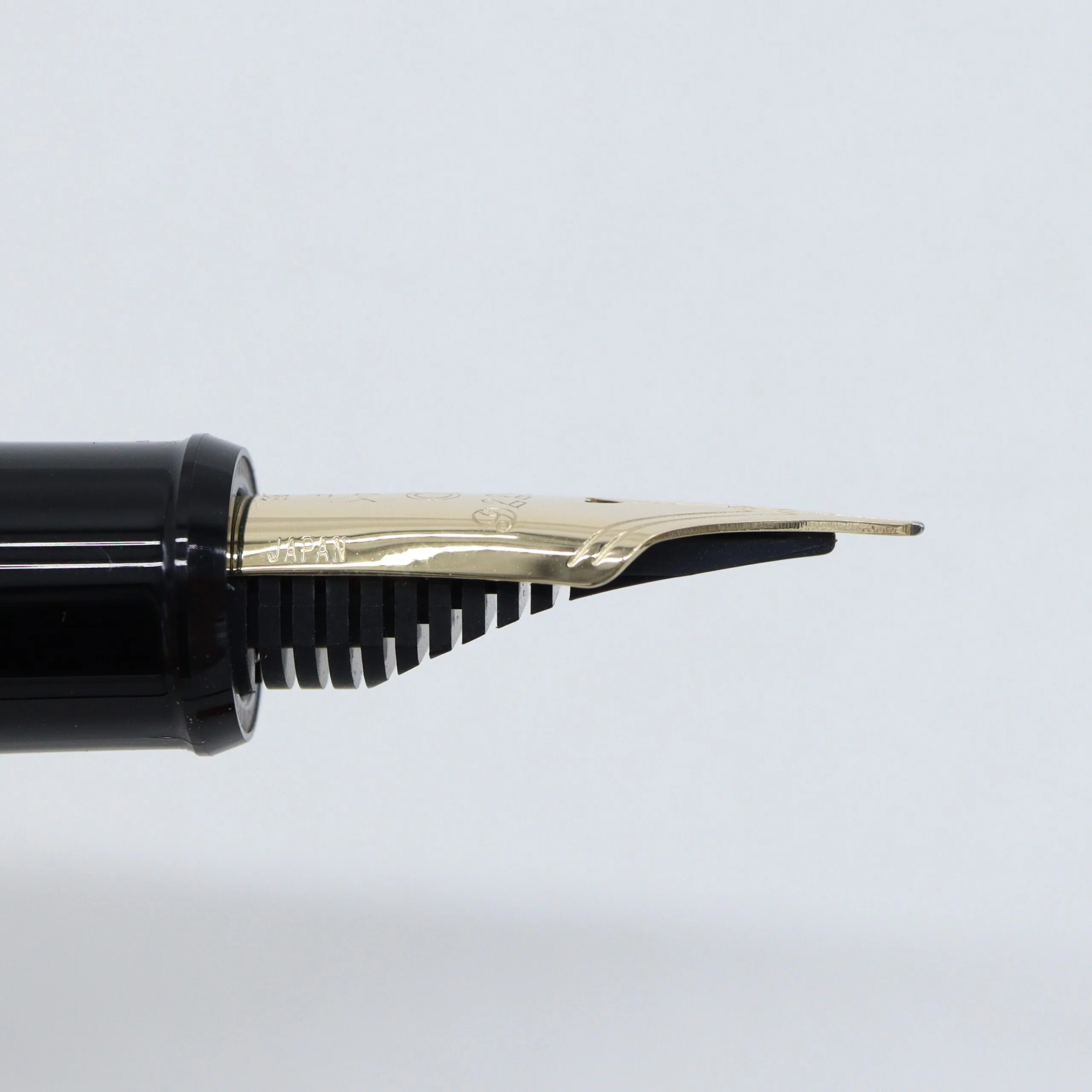 PLATINUM – #3776 Century Fountain Pen - Kanazawa Gold Leaf Collection - Rising Dragon - Image 7