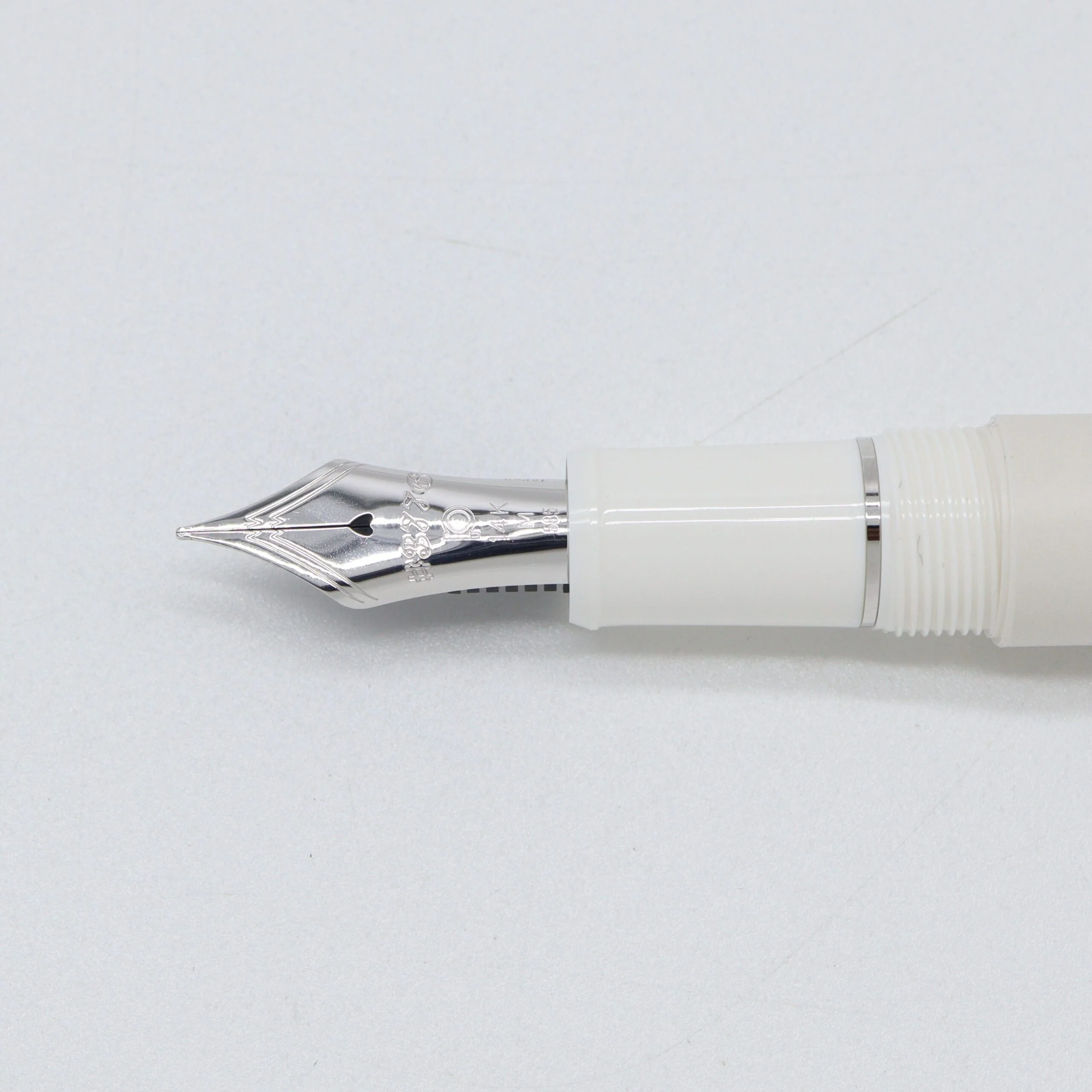 PLATINUM - #3776 Century Fountain Pen - Limited Edition - Shape of Heart "Ivoire" - Image 4