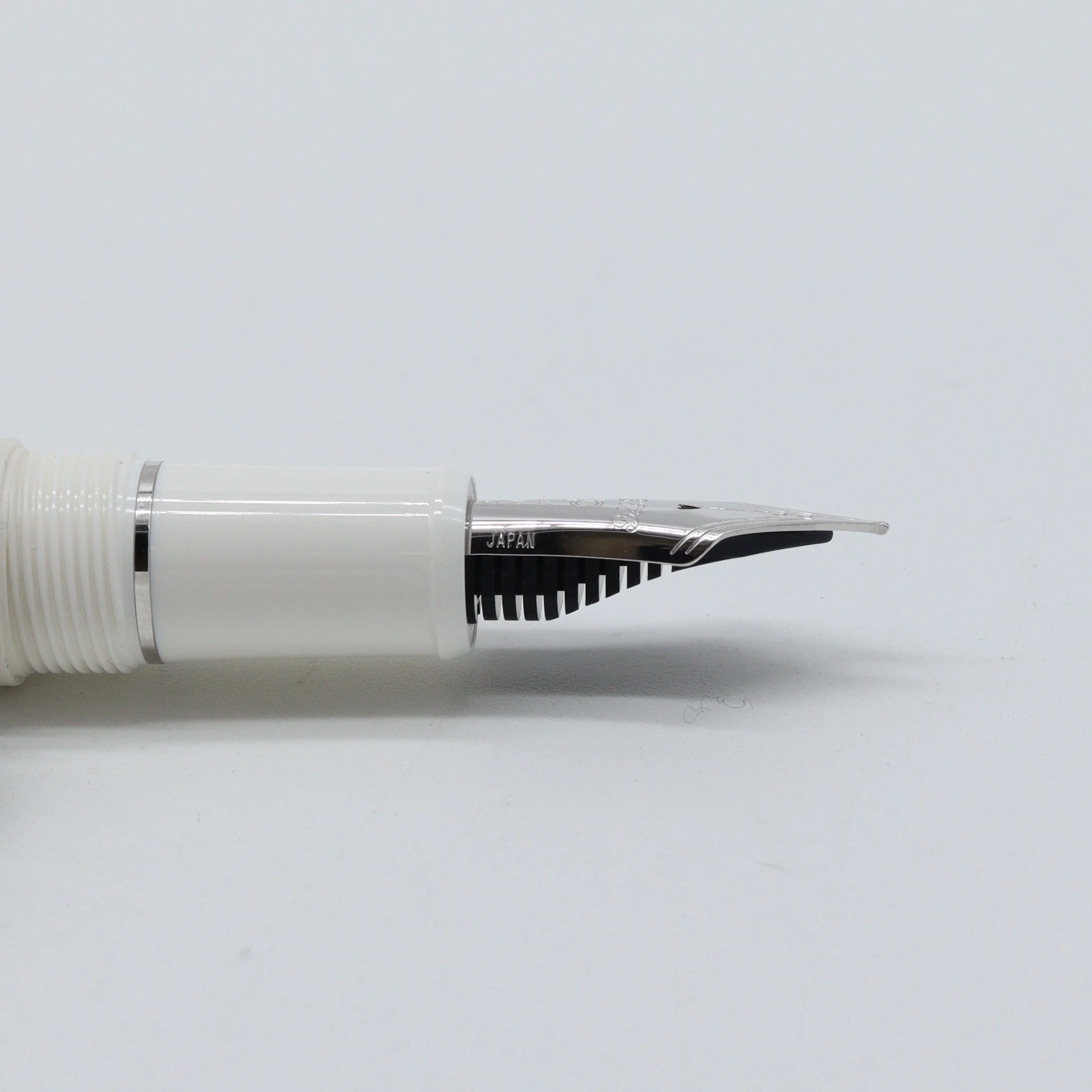 PLATINUM - #3776 Century Fountain Pen - Limited Edition - Shape of Heart "Ivoire" - Image 5