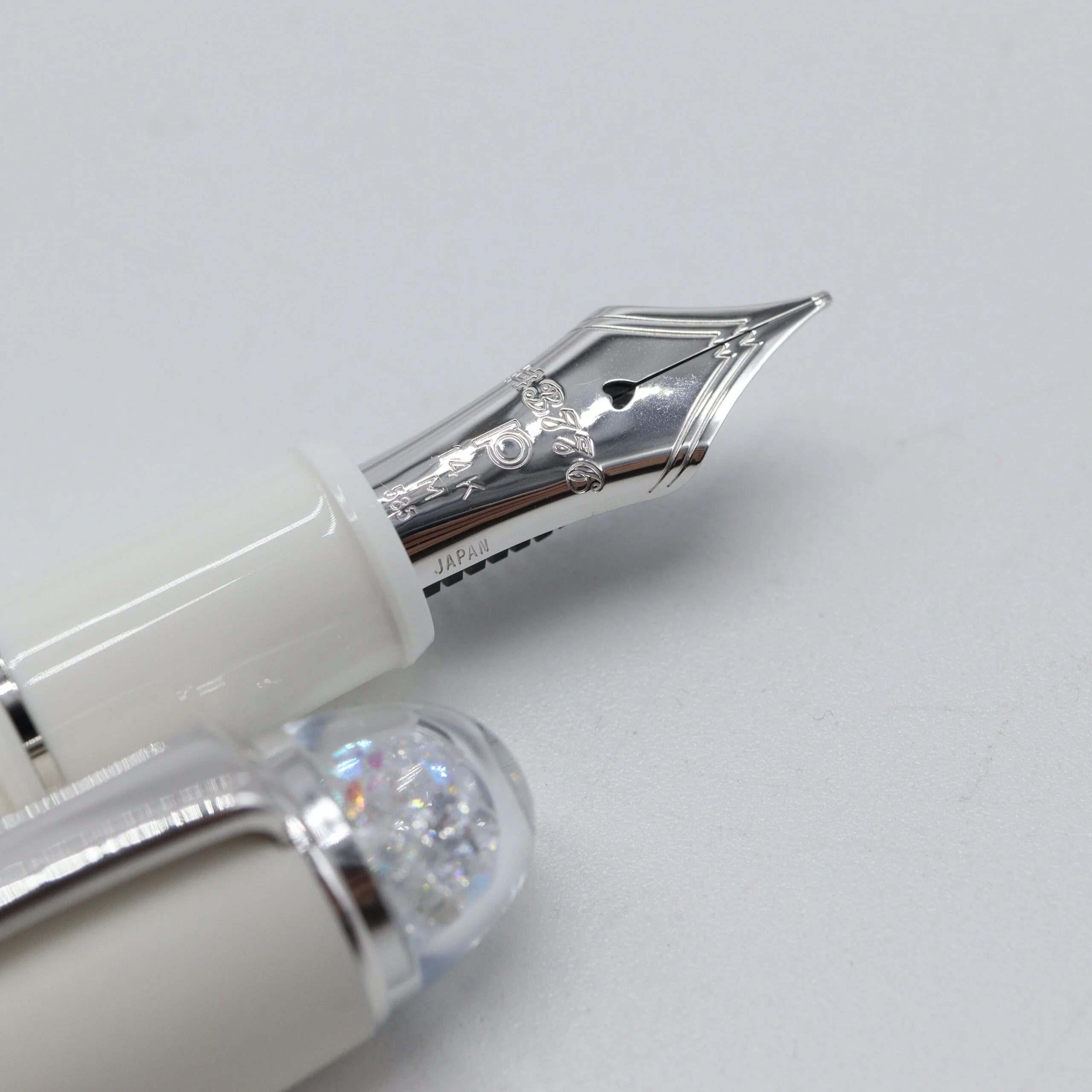 PLATINUM - #3776 Century Fountain Pen - Limited Edition - Shape of Heart "Ivoire" - Image 6