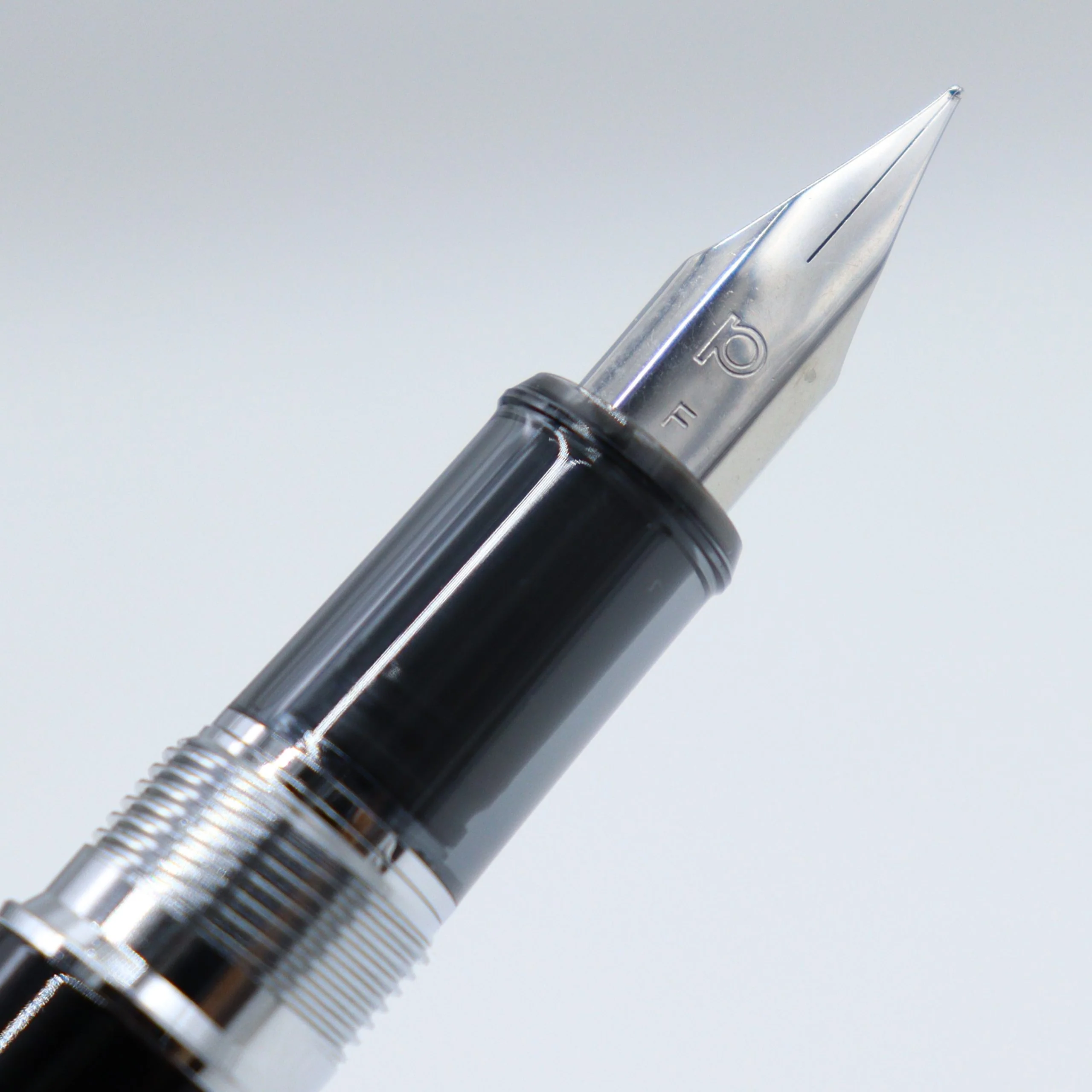 PLATINUM Procyon Maki-e Fountain Pen - Plover on the Wave (Limited Edition) - Image 2