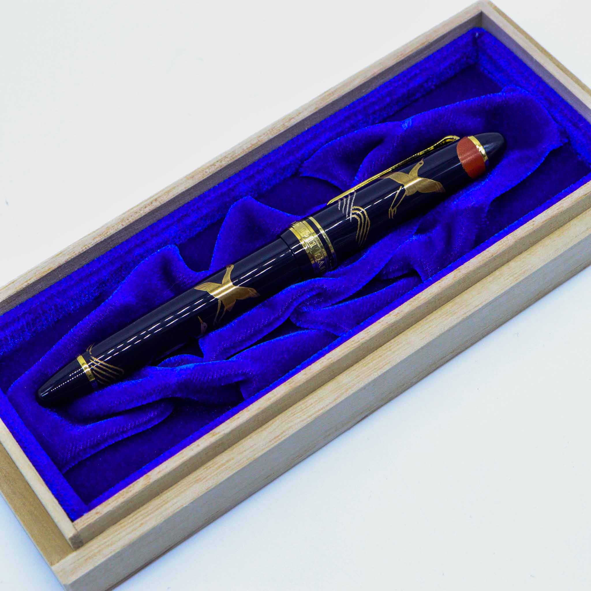 SAILOR PEN - 1911 Maki-e "Tsuru" Crane Fountain Pen - 14 KT Gold Medium Nib - Image 9