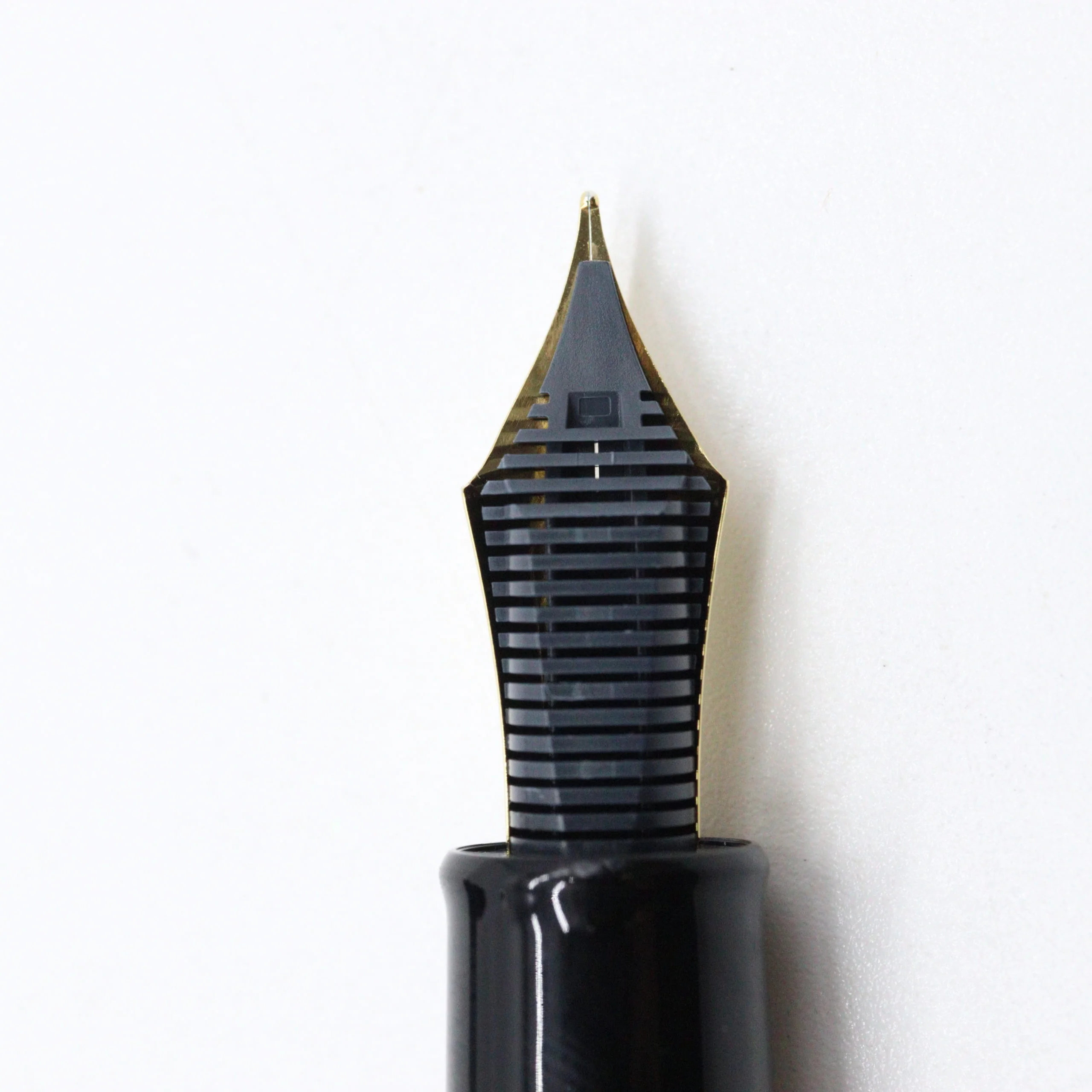 SAILOR PEN - 21K Gold - Pro Gear King of Pen Fountain Pen - Black and Gold - Image 4