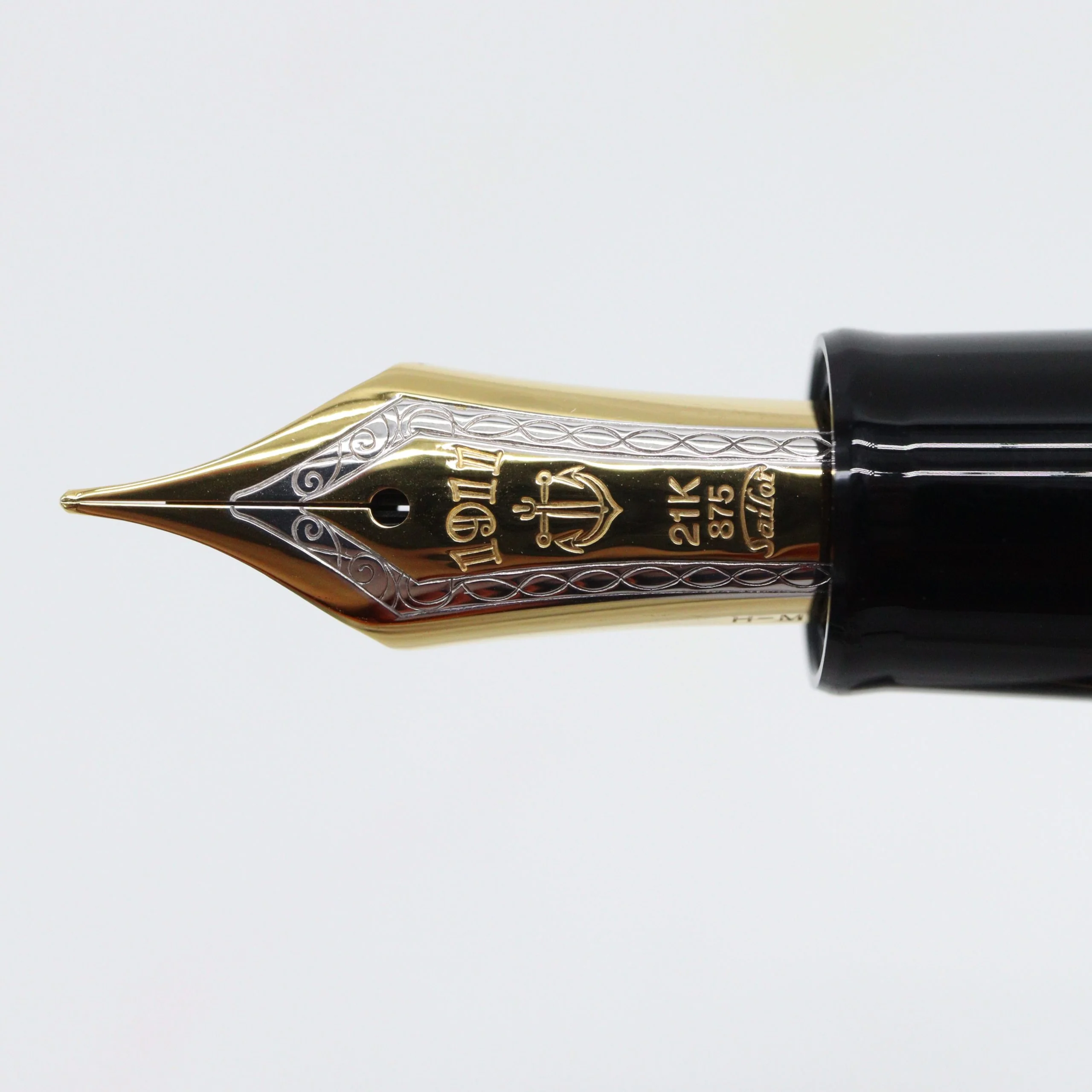 SAILOR PEN - Professional Gear Fountain Pen 21K Bicolor - Black and Gold Trim - Image 3